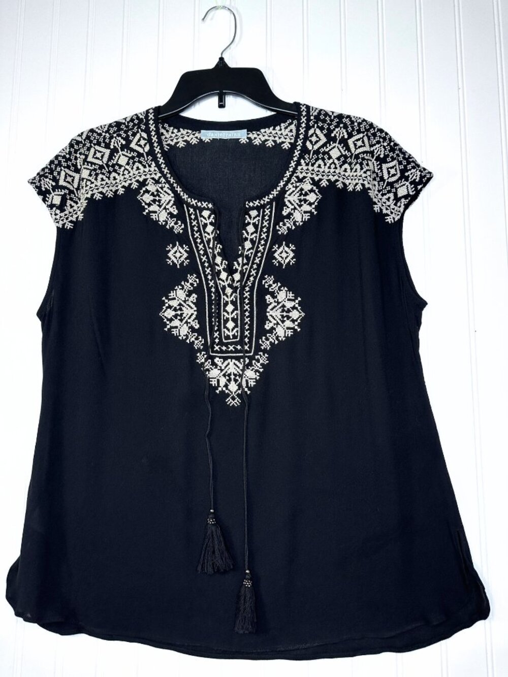 Daniel Rainn | Women's Embroidered Sleeveless Blouse